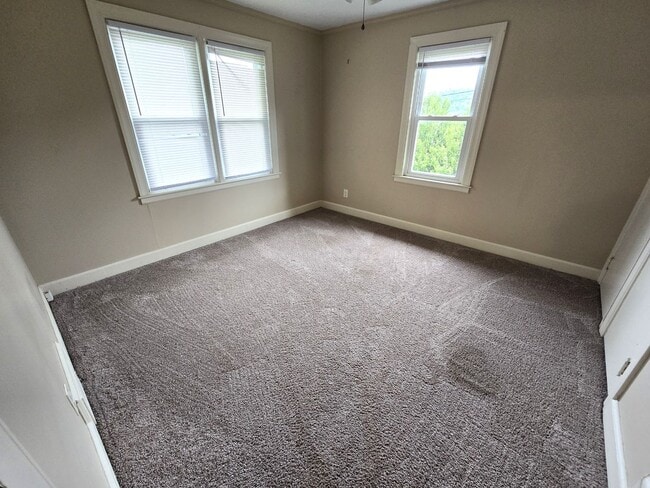 Building Photo - Charming Ranch Right Off W King Street!