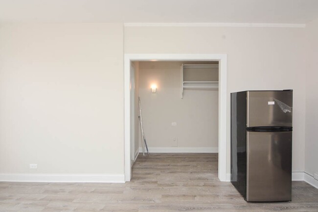 Building Photo - 3335 W Diversey Ave