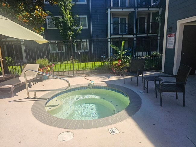 Building Photo - Cozy 2 bedroom 1 bath conveniently located...