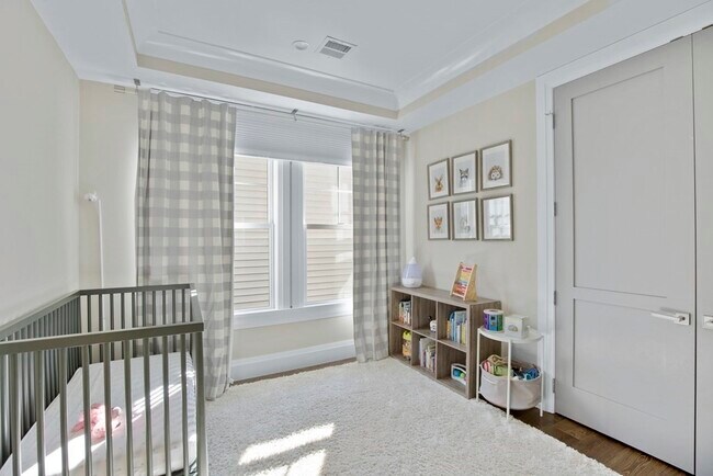 Building Photo - 719 E 2nd St