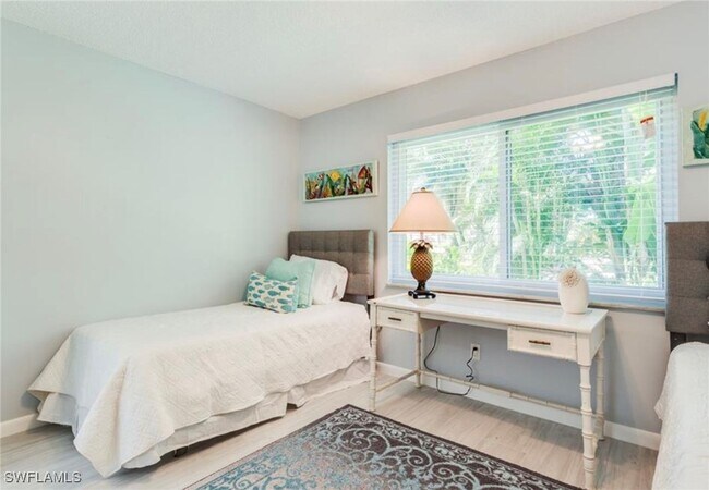 Building Photo - 372 4th Ave S