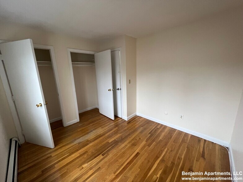 Building Photo - 122 Dustin St