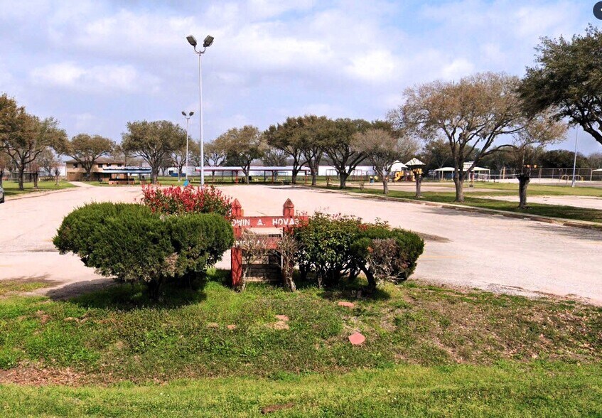 Building Photo - 582 Solomon Ln