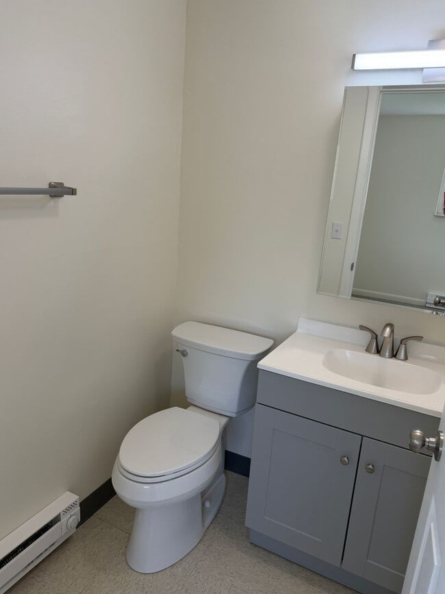 Building Photo - Riverside 2 bedroom/ 1.5 bath Newly Renovated