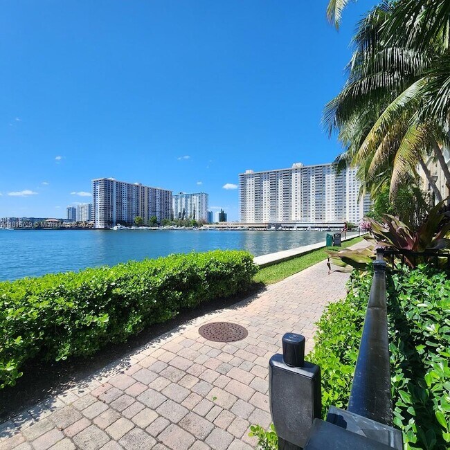Building Photo - 17125 N Bay Rd