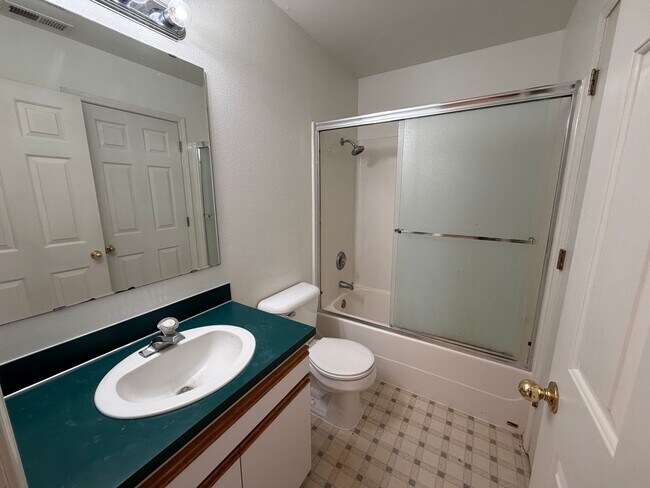 Building Photo - 3 Bedroom 2 bath Duplex