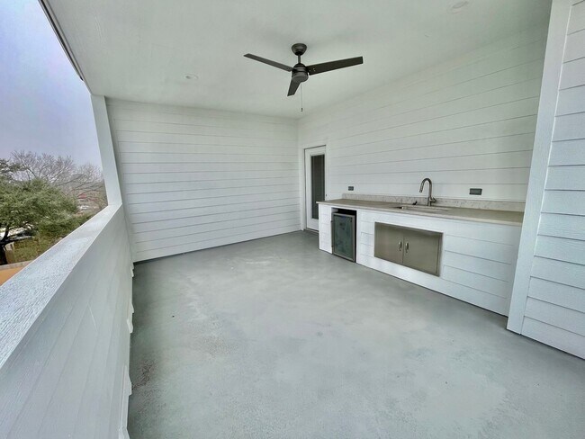Building Photo - 710 Vassar Ct
