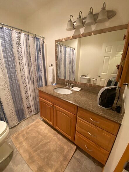 Upstairs Bath 1 / Lg Oval Tub Shower - 425 SE Shell Ave