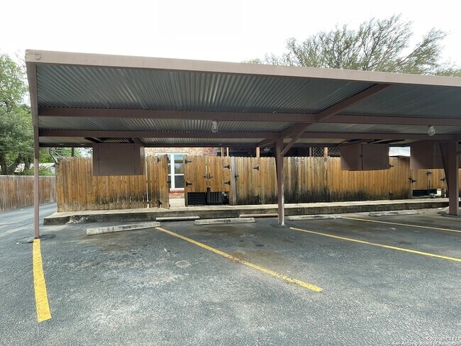Building Photo - 2811 Woodbury Dr