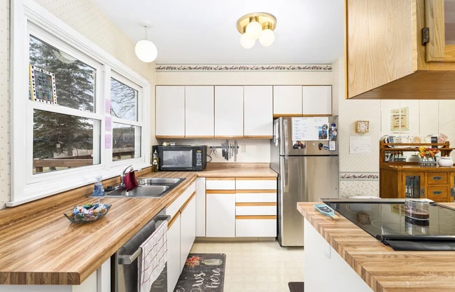 Building Photo - Three Bedroom Townhome n Aspenwood!