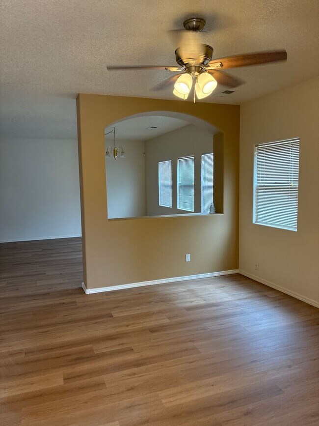 Building Photo - large 3 br+ loft
