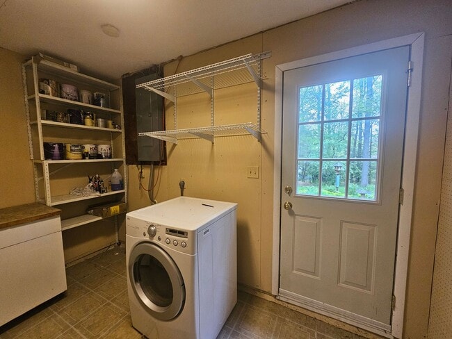 Building Photo - 3 Bedroom House Available July 15, 2026