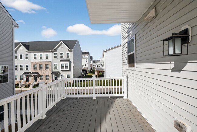 Building Photo - Beautiful 3 Bedroom, 2.5 Bath Bridgeport Townhome!