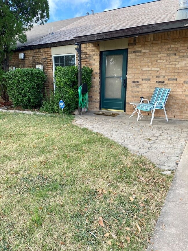 Building Photo - SPACIOUS 3 bedroom 2 bath Townhome COMING SOON!