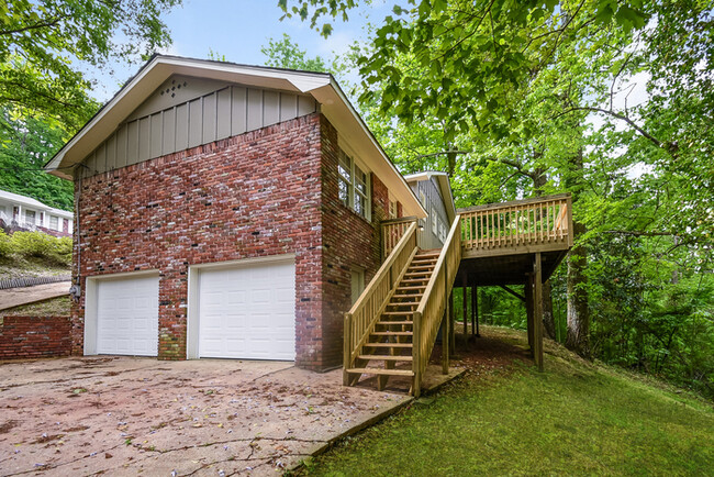 Building Photo - Lovely 3 Bedroom Home