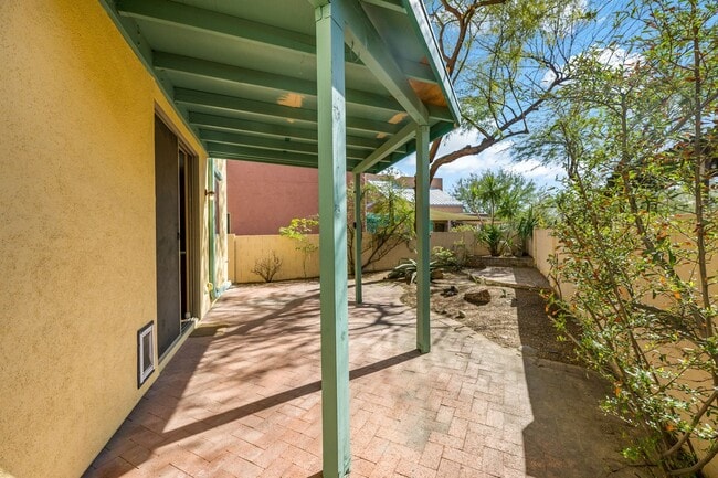 Building Photo - Paseo Estrella Gem at the base of Tucson icon A mountain! Minutes away from DownTown Tucson!