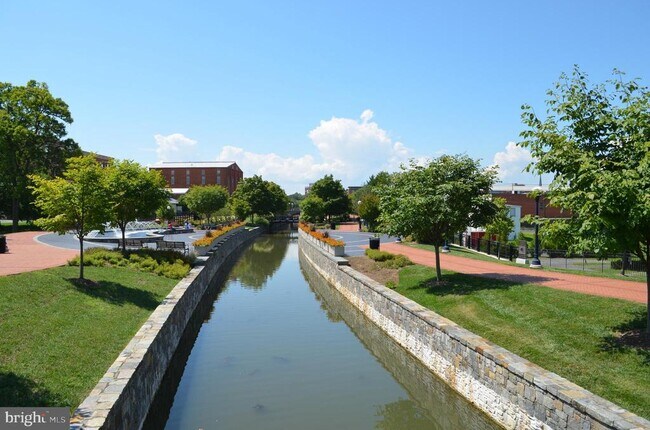 Building Photo - 313 N Market St