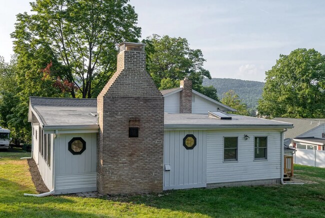 Building Photo - Spacious 3 bedroom home