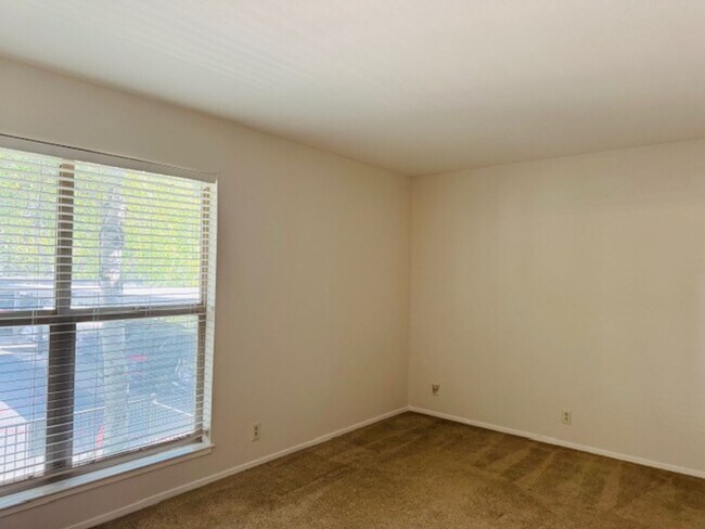 Building Photo - Spacious Two story 2 bedroom, 2 bath Condo. Move-In ready!!