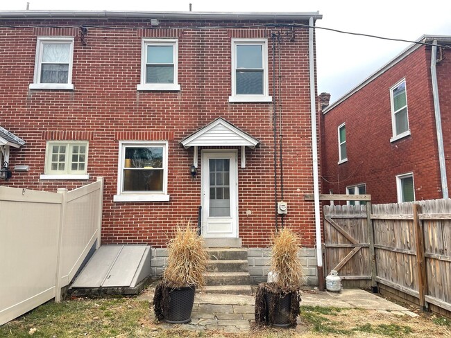 Building Photo - Charming 3 Bedroom 1 Bathroom Two Story Br...