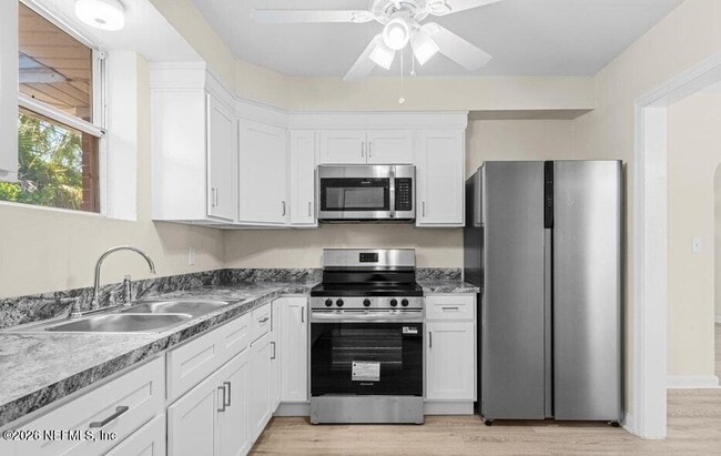 Building Photo - 7115 Lucky Dr E