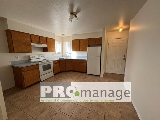 Building Photo - 3 Bed, 1 Bath Apartment w/ 1-Car Garage - Idaho Falls