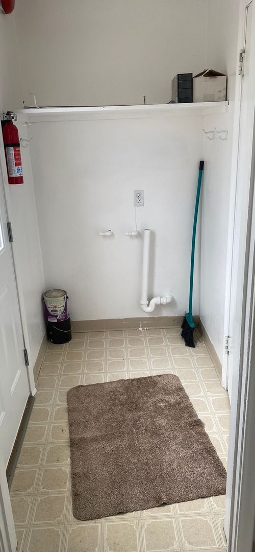 Building Photo - Cozy Home