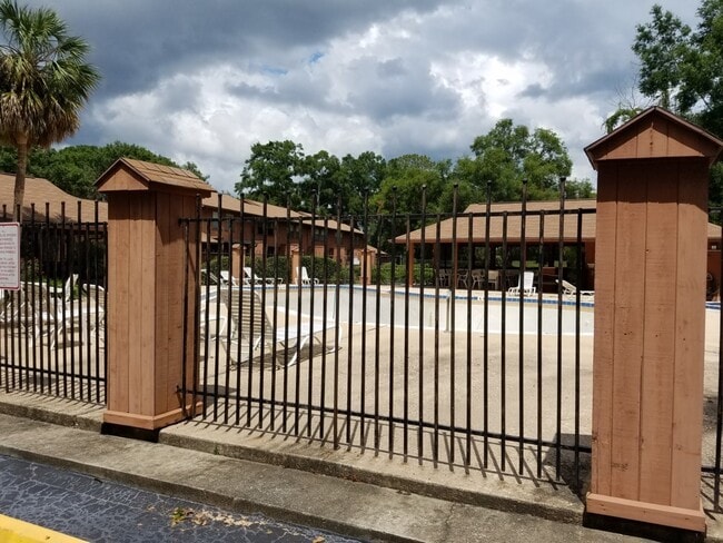 Building Photo - 2701 NE 10th St