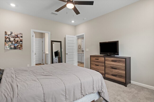 Building Photo - 6686 Sun Tree Cir