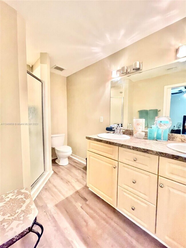 Building Photo - 1359 Avon Ln