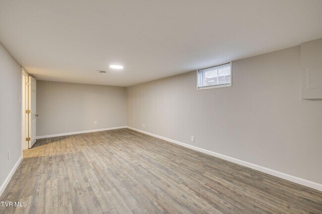 Building Photo - 336 W Ln St