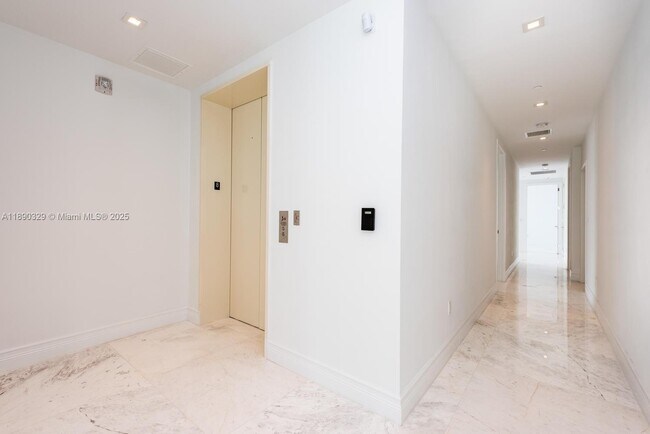 Building Photo - 16901 Collins Ave