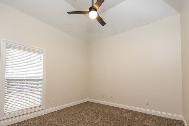 Building Photo - 2864 Summer Oaks Pl