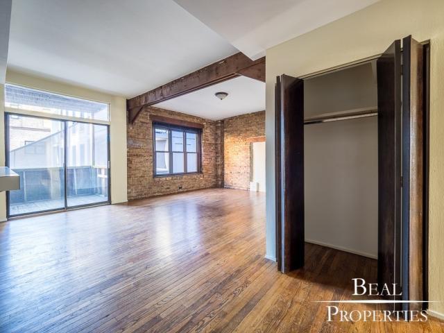 Building Photo - 2 bedroom in CHICAGO IL 60657