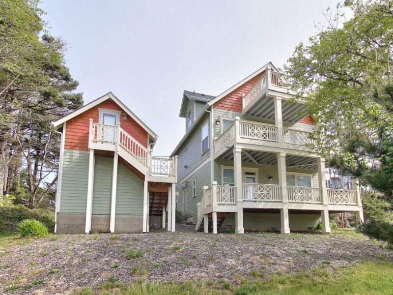 Building Photo - 2371 SW Bard Loop