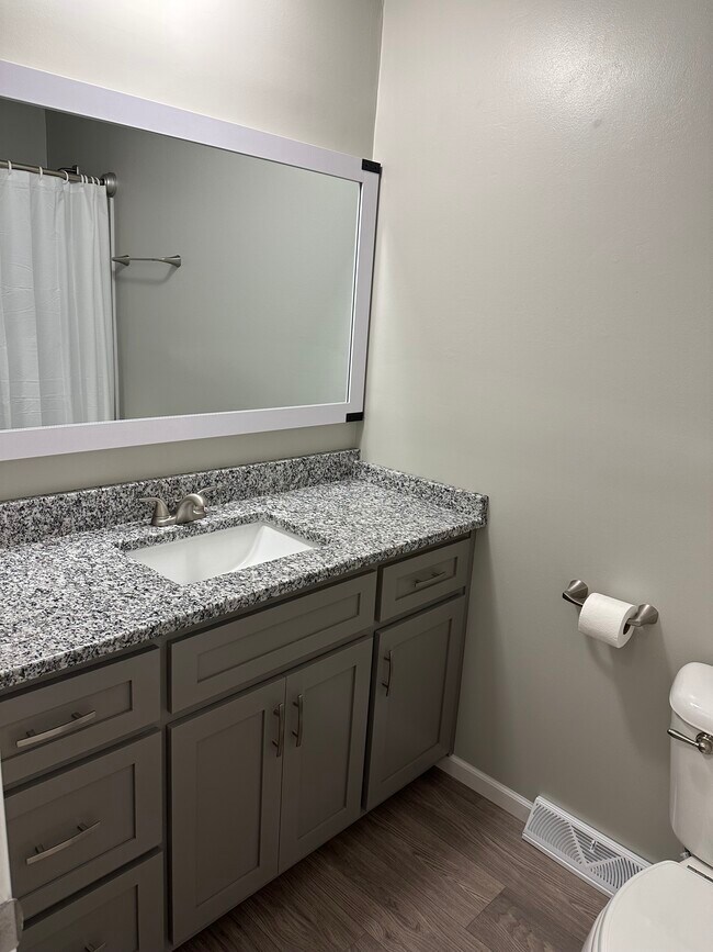 Building Photo - 203 20th Ave N