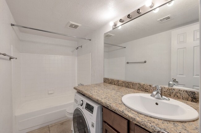 Building Photo - 2-bedroom, 2-bathroom in Prime location!
