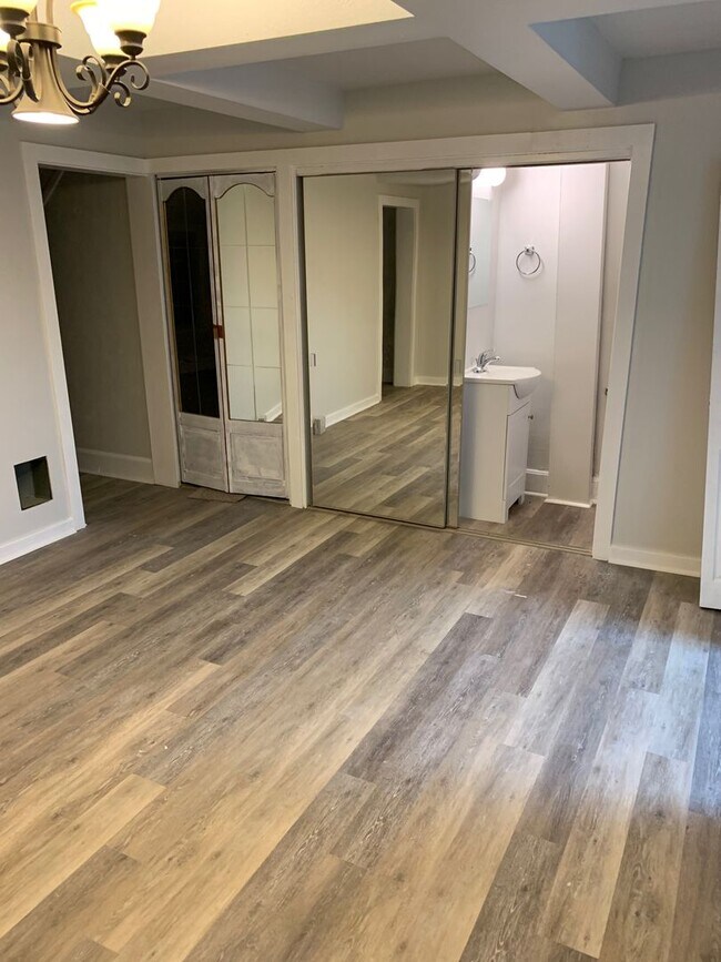 Building Photo - 2 or 3 bedroom Full Remodeled
