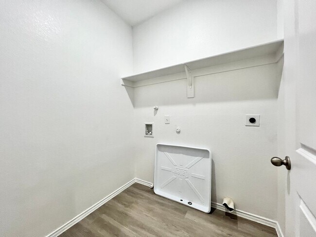 Building Photo - Brand New Duplex in New East Parks Community