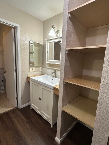 Building Photo - 10970 Summerdale Way