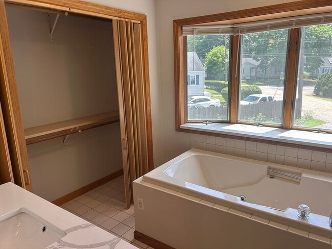 Building Photo - 20 Breeze Dr