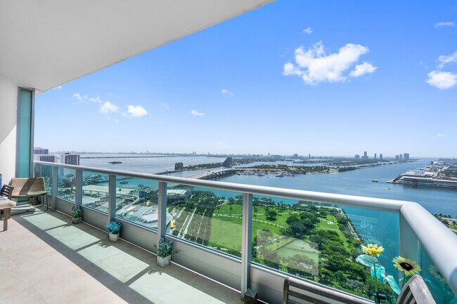 Building Photo - 900 Biscayne Blvd