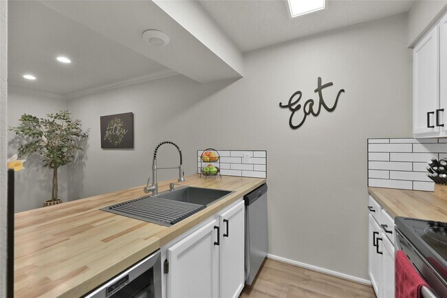 Building Photo - 3900 Aspen Dr