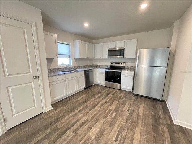 Building Photo - 2122 Kansas Rd