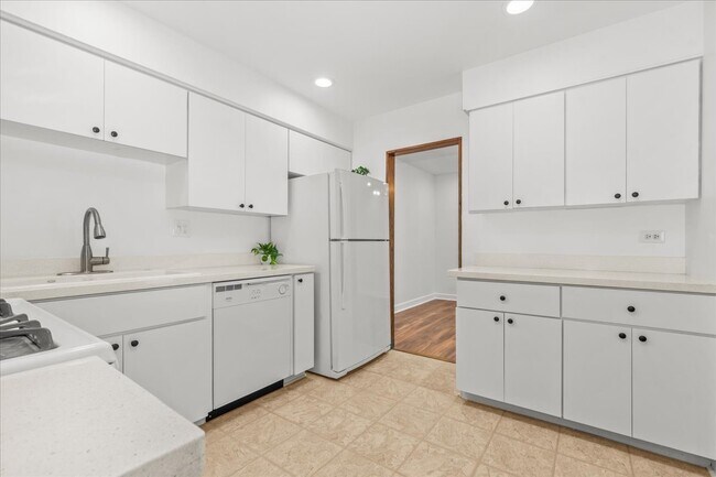 Building Photo - 1220 Park Ave W