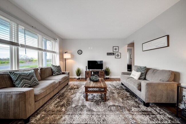 Building Photo - 341 E Park Ave