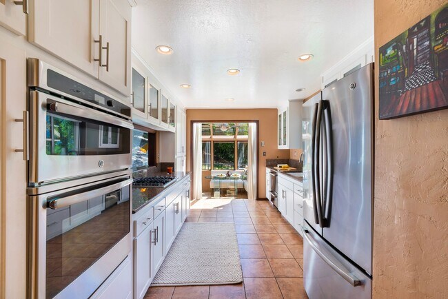 Building Photo - Stunning Mid-Century Modern 5bed/3.5 bath Home on 1.92 acres