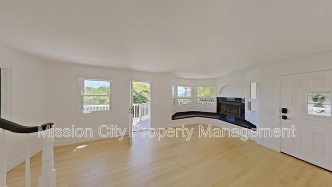 Building Photo - 2570 Lillie Ave