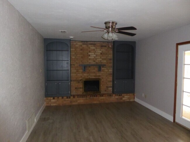 Building Photo - Corner Lot