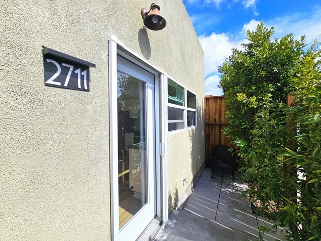 Building Photo - 2711 W 60th St